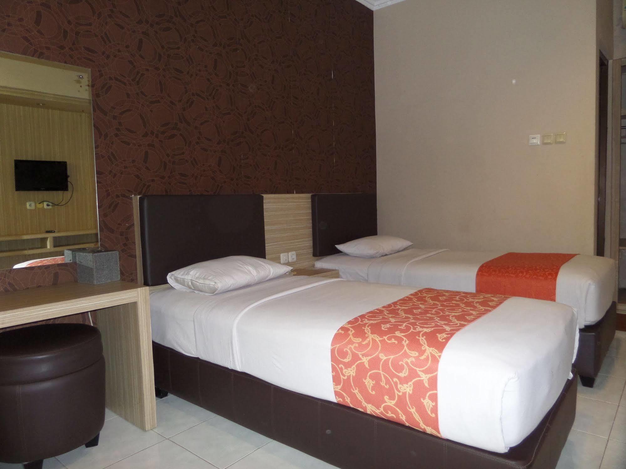 Luminor Hotel Jember By Wh Exterior photo